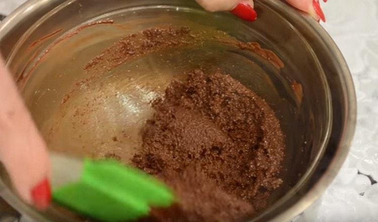 Mescolare il cioccolato con lo zucchero.