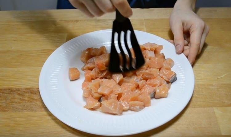 Salare il pesce e aggiungere il succo di limone, mescolare.