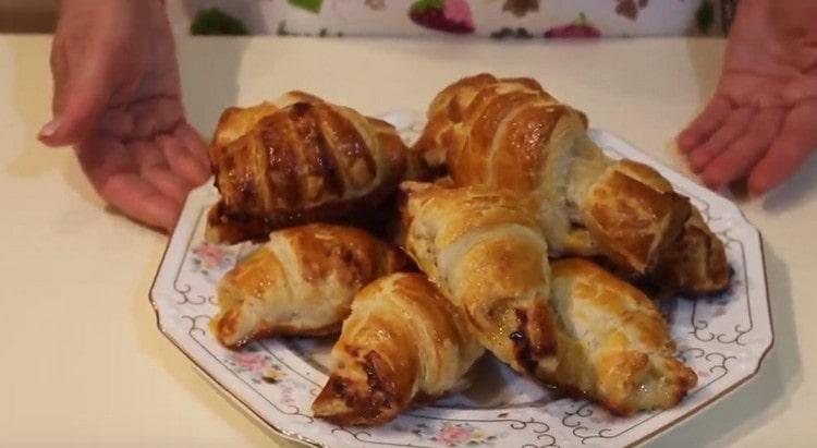 Sono pronti appetitosi cornetti di pasta sfoglia lievitata.