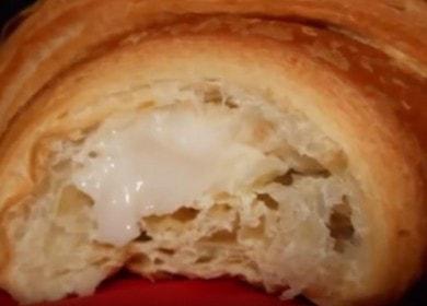 Cornetti di pasta sfoglia fatti in casa con ripieno di crema senza additivi nocivi