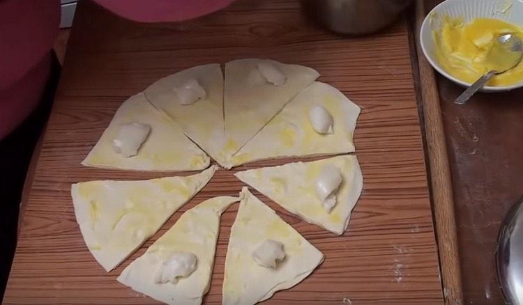 Distribuiamo su ogni triangolo di pasta un cucchiaio di crema.