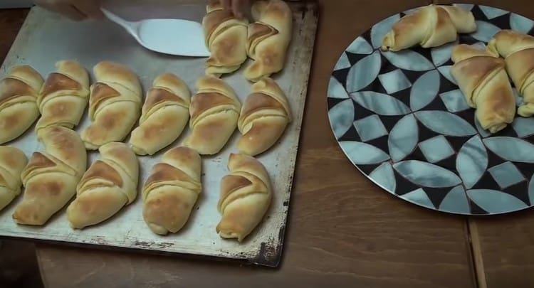 Qui ci sono così meravigliosi cornetti di pasta sfoglia con ripieno, ci siamo riusciti.