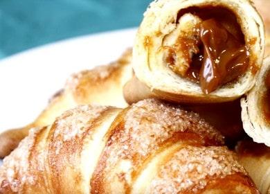 Cornetti di pasta sfoglia con latte condensato: gustosi e facili