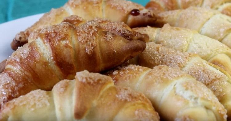 tali croissant di pasta sfoglia con latte condensato vengono cotti molto rapidamente.