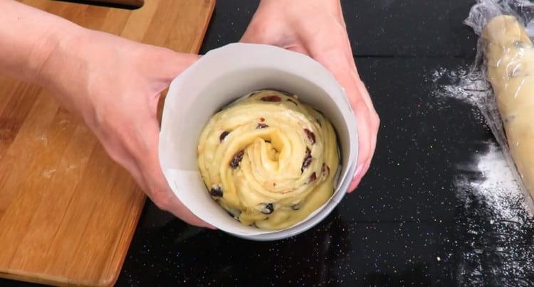 Ang nabuo na cake ng Pasko ng Pagkabuhay ay inilalagay sa hugis at ipinadala sa oven.