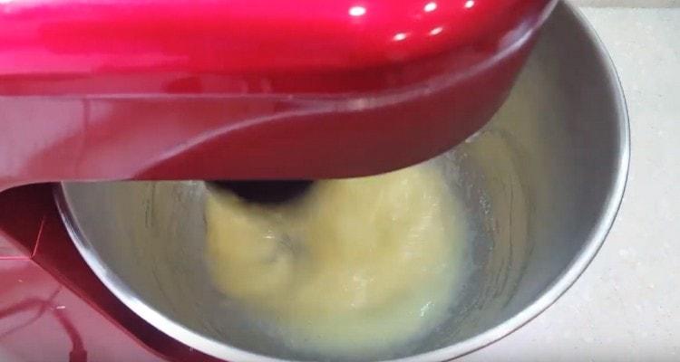 Sbattere le uova con lo zucchero con un mixer.