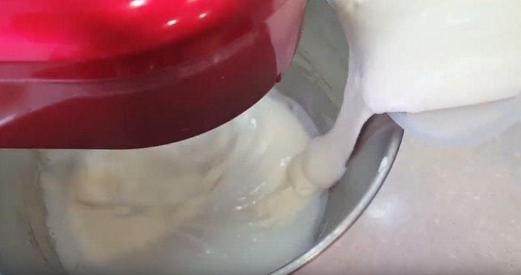 Mescolato con panna acida e burro, l'impasto viene introdotto nella massa di uova, senza smettere di battere.