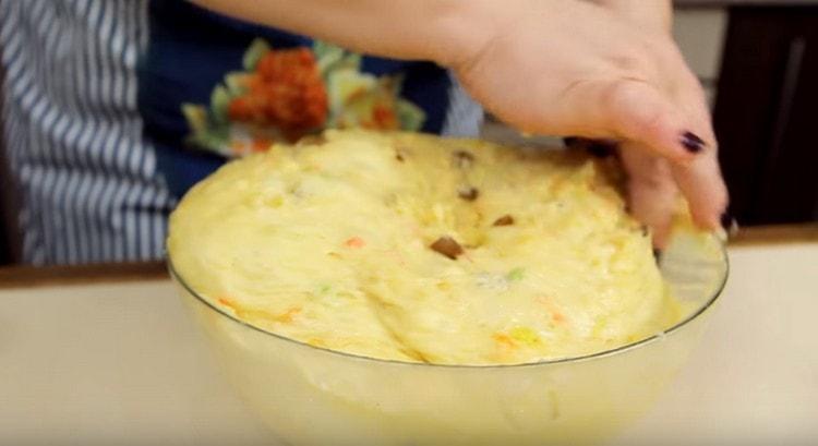 Lasciamo l'impasto in modo che risorga già con frutta candita.