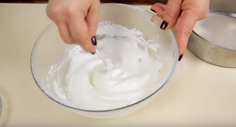 Aggiungi lo zucchero a velo e il succo di limone, mescola la glassa.