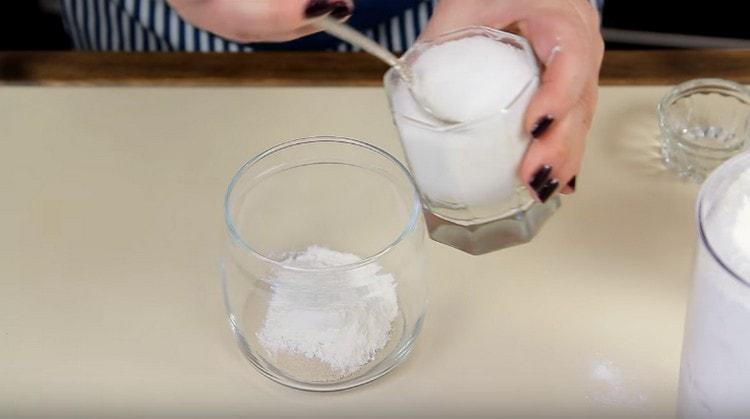 Mescolare lievito secco, zucchero e farina in un piccolo contenitore.