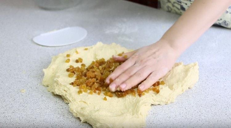 Allunghiamo la pasta e vi mettiamo l'uvetta lavata e asciugata.