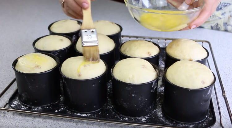 Lubrificare le torte con un uovo sbattuto e inviarle al forno.