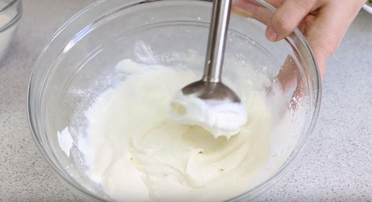 La ricotta con un frullatore a immersione viene interrotta con il latte fino a che liscio.