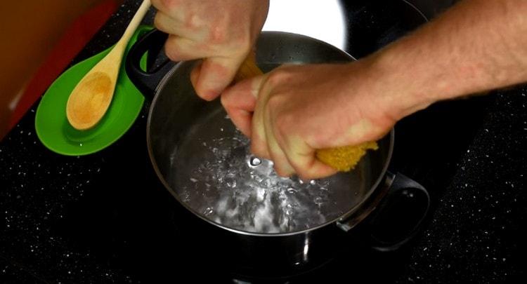 Mettiamo la pasta per cucinare.