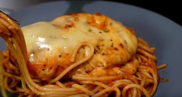 Come puoi vedere, cucinare deliziosi petti di pollo con la pasta non è affatto difficile.