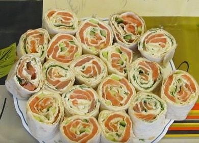 Prepariamo un delizioso pane pita con salmone sotto forma di un rotolo secondo una ricetta passo-passo con una foto.