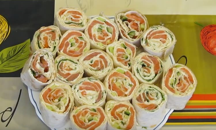 Tale pane pita con salmone sotto forma di un rotolo sarà uno spuntino eccellente sul tavolo festivo.