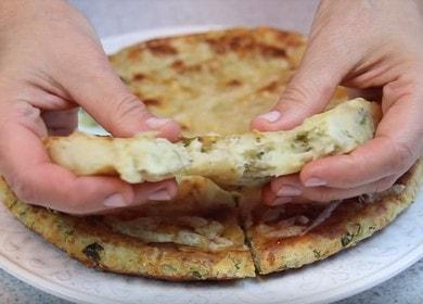 Cucinare il pigro khachapuri nel forno e nella padella secondo la ricetta con una foto.