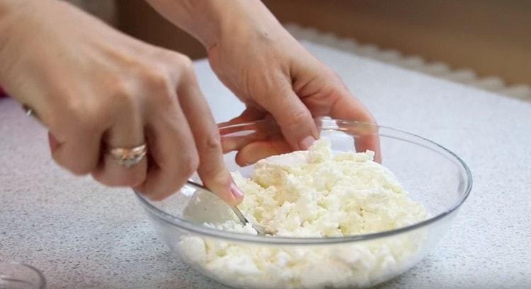 Impastare la ricotta con una forchetta.