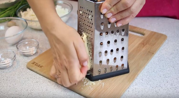 Grattugiamo il formaggio a pasta dura su una grattugia fine.