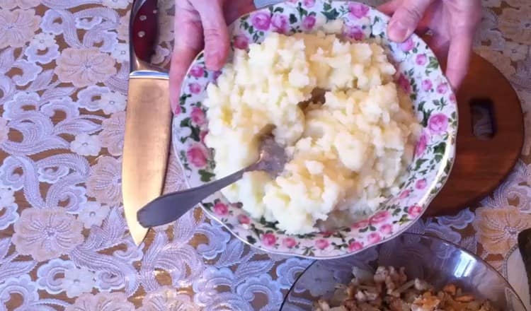 Preparare le purè di patate.