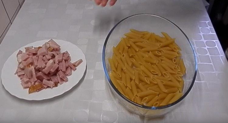 Sul fondo dello stampo, distribuire la pasta in uno strato.