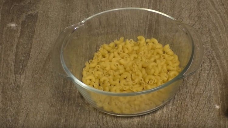 Versare la pasta in un piatto di vetro.