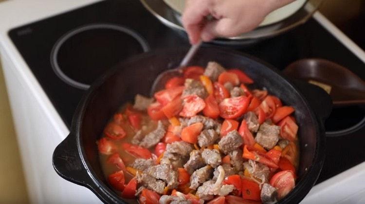 Tagliare i pomodori a pezzi e aggiungerli alla padella.