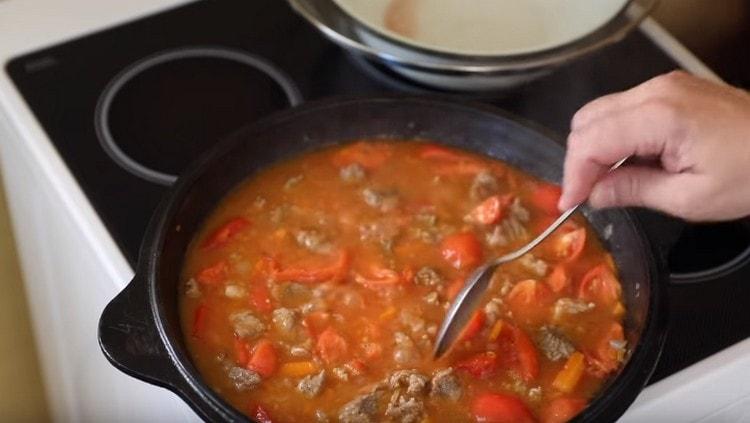 Grazie ai pomodori, un sacco di succo apparirà sotto il coperchio nella padella.