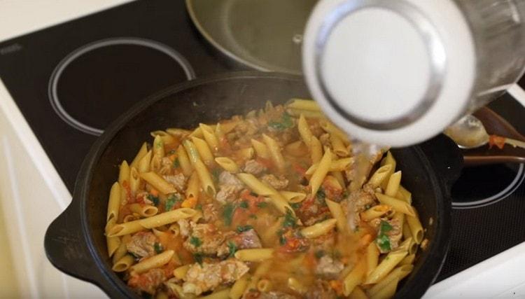 Aggiungi acqua per cuocere la pasta in salsa.