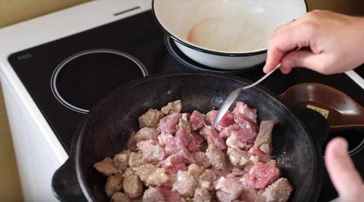 Metti la carne affettata in una padella.