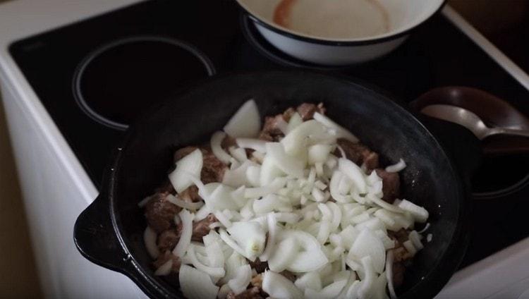 Aggiungi la cipolla tritata alla carne.