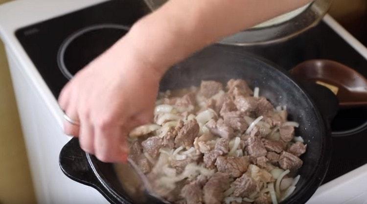 Mescola periodicamente il contenuto della padella.