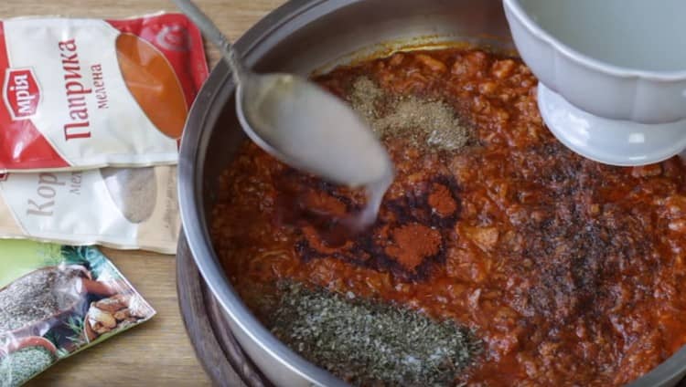 Regoliamo la densità della salsa aggiungendo acqua dopo aver cucinato la pasta.