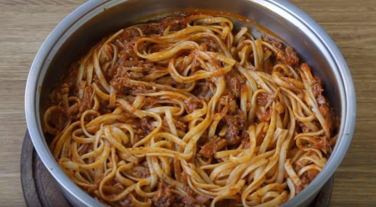 Aggiungi la pasta al sugo, mescola.