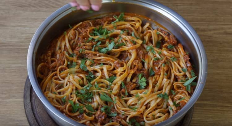 La pasta blu con stufato sarà ancora più gustosa se cosparsa di erbe fresche tritate finemente.