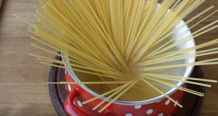 Bolliamo l'acqua, ci mettiamo gli spaghetti.