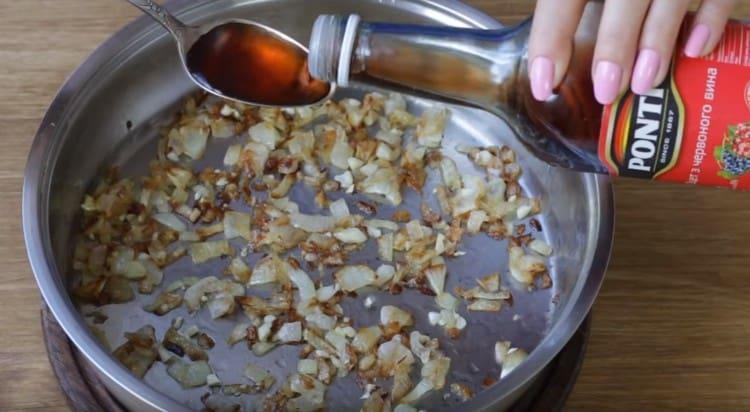 Aggiungi aceto di vino alla cipolla con aglio.