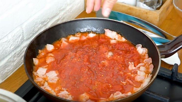 Impastare i pomodori con una spatola, aggiungere sale, pepe.