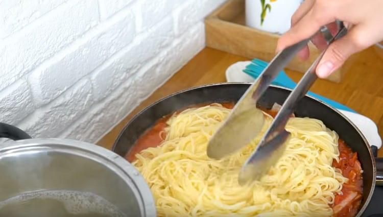 Distribuiamo la pasta bollita nella salsa.