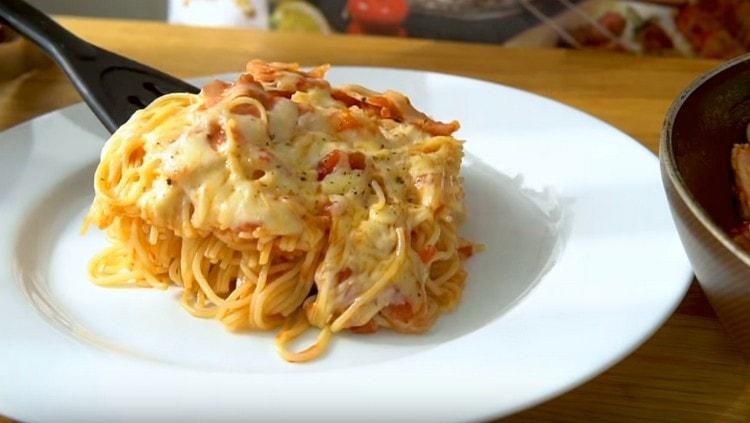 Pasta appetitosa con pancetta pronta.