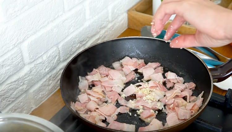 Aggiungi l'aglio alla pancetta.