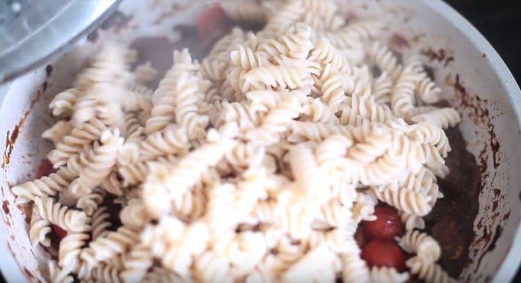 Mettiamo la pasta pronta in una padella con i funghi.