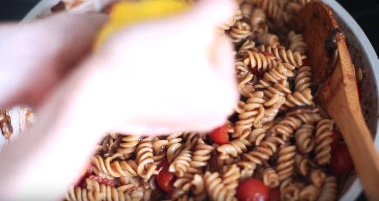 Dopo aver mescolato la pasta, condiamo il piatto con il succo di limone.