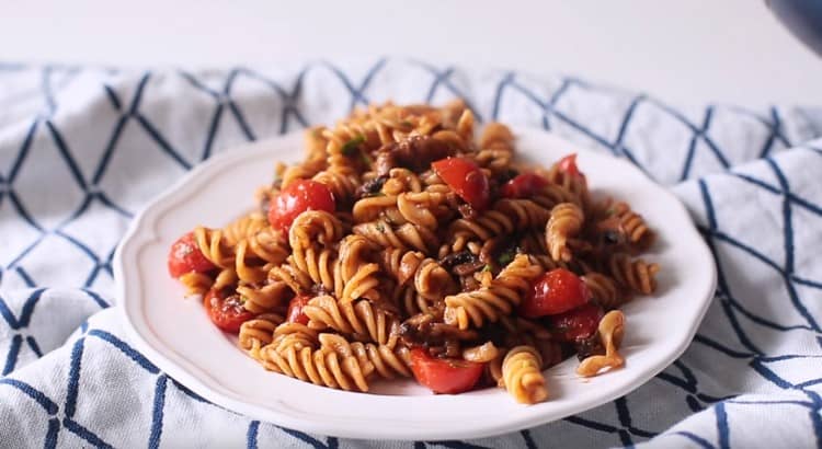 Pasta appetitosa con funghi pronti.