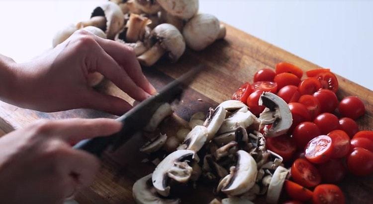 Tagliamo i funghi prataioli con i piatti.