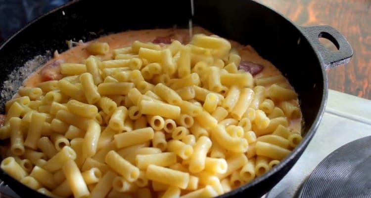 Distribuiamo la pasta bollita nella salsa.