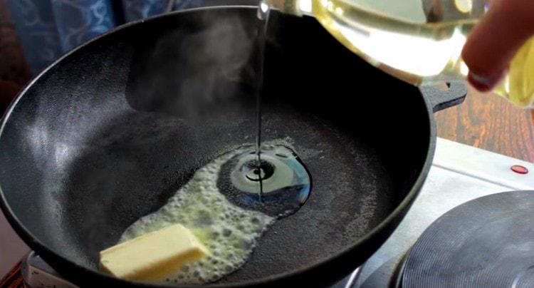 Metti un pezzo di burro in una padella e aggiungi olio vegetale.