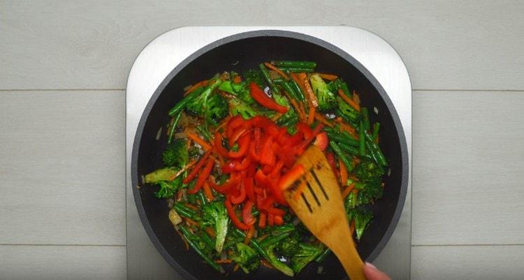 Quindi aggiungere broccoli, fagioli e peperoni.