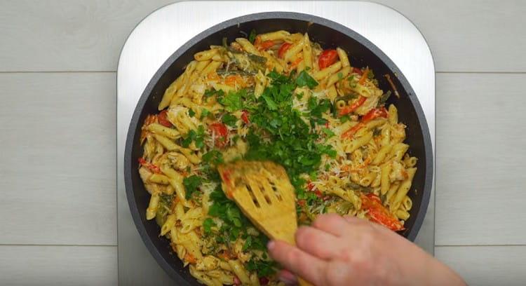 Distribuire la pasta in una padella, aggiungere i pomodori e le verdure tritate.